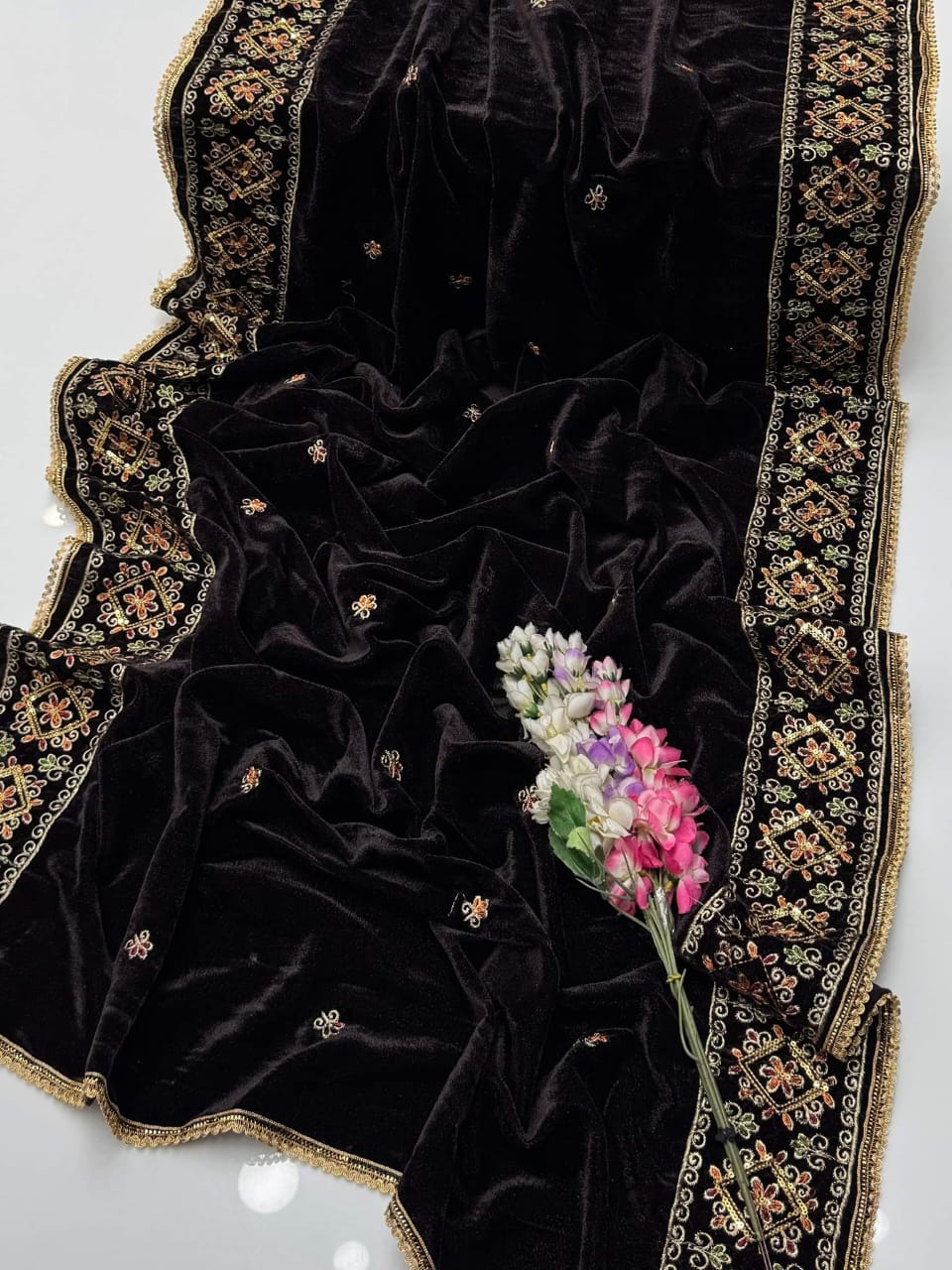 *Velvet Shawls Arrival 🥰*

*Stuff* Velvet Best Quality 👌 

- 2.5 Yard Full size Pure Fine Quality Velvet Shawl For Winters 😍
- Beautiful Lase Borders 4 Sided & 2 Sided 3MM multi Embdroided Borders & All over Booti Design